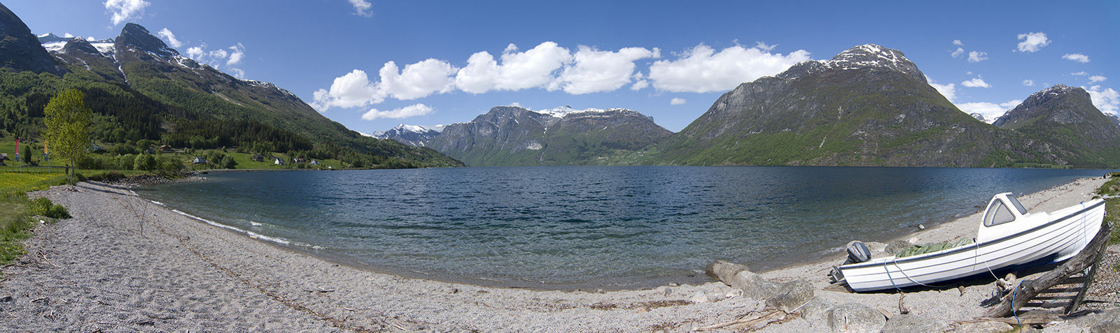 Berge, Wasser und Boot in Norwegen